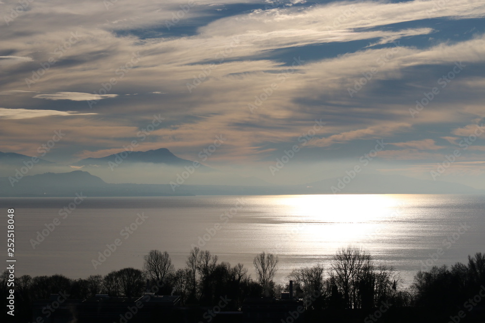 Fototapeta premium Lac Léman avec nuages pastel