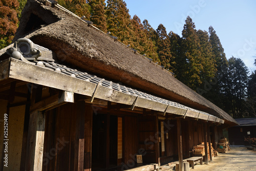 明知町 茅葺の家