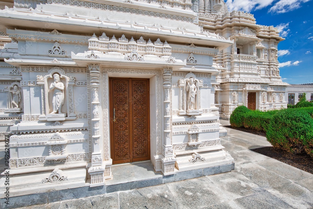 Obraz premium BAPS Shri Swaminarayan Mandir Hindu Temple in Toronto