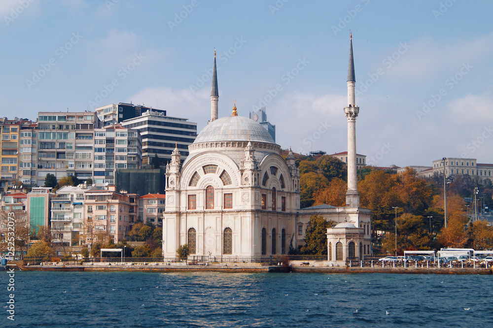 Fototapeta premium Dolmabahce Mosque and modern skyscraper, Istanbul, Turkey