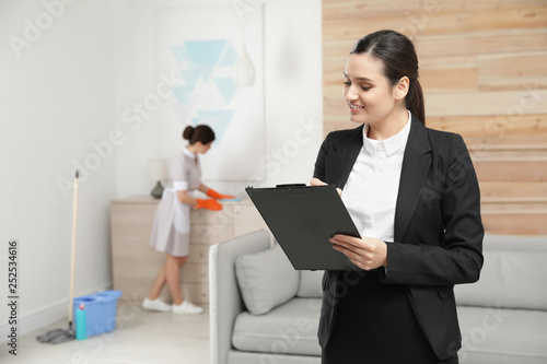 Εκτύπωση καμβά Housekeeping manager checking maid work in hotel room