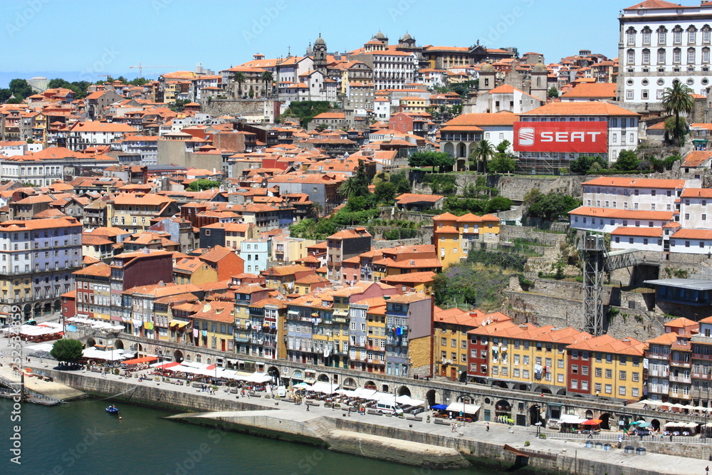 Porto Portugal Eine Bergstadt mit vielen bunten Häusern am Fluss