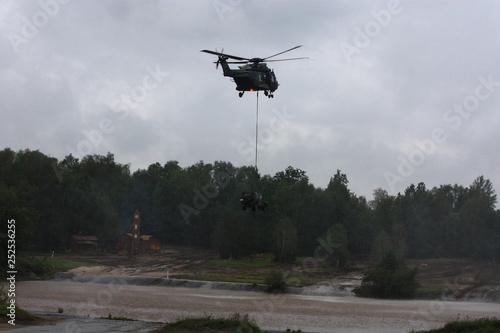 Bundeswehr ILÜ Nord Fahrzeuge und Hubschrauber im Krieg