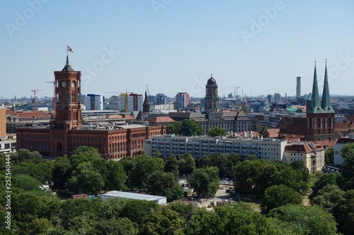 ドイツ ベルリン大聖堂展望台から見た赤の市庁舎とニコライ教会