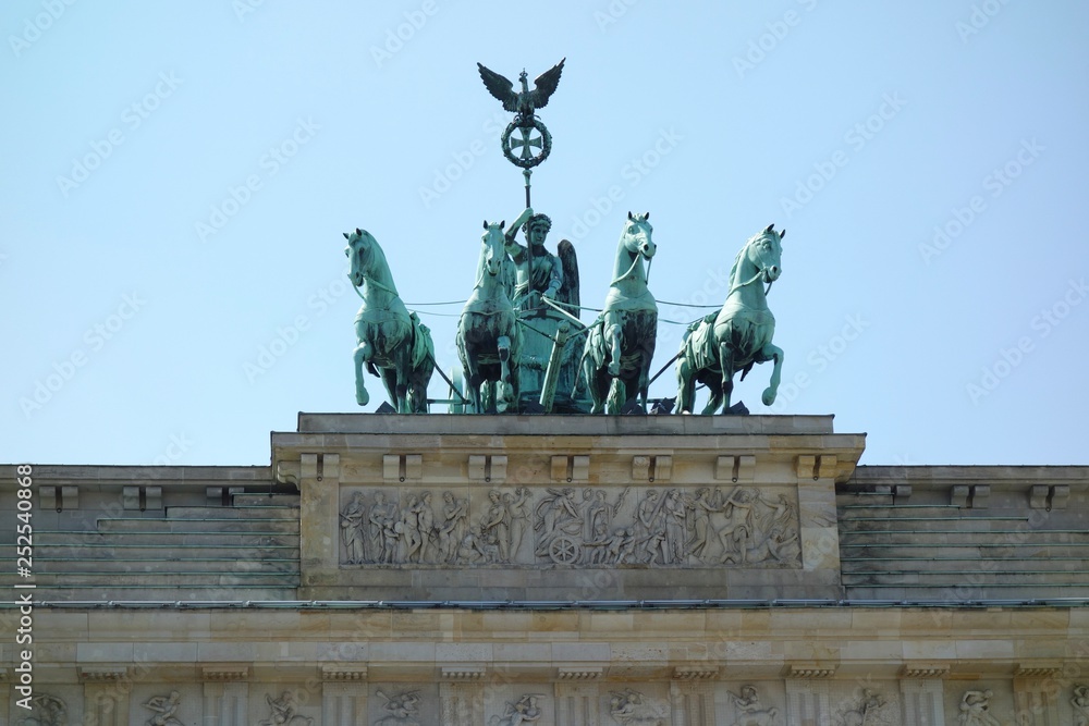 ドイツ　ベルリンのブランデンブルク門の上部中央にあるカドリガ