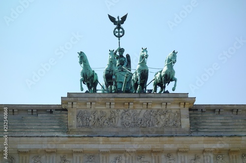 ドイツ　ベルリンのブランデンブルク門の上部中央にあるカドリガ