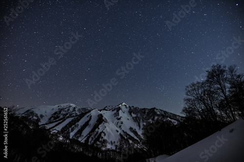 冬の一之倉沢から白毛門と星空 © Umibozze