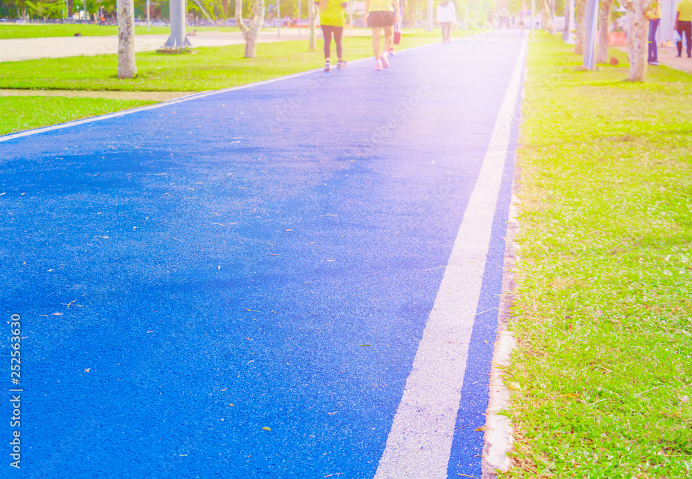 Obraz premium running track in runner rubber cover blue public park. for jogging exercise health, select focus with shallow depth of field