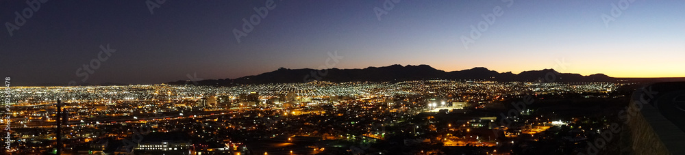 Fototapeta premium Panorama of City of El Paso in Texas Overlooking Neighborhoods and Mountain in Distance