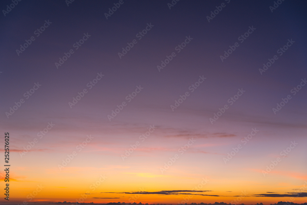 Obraz premium Sky gradient from blue to orange sunset
