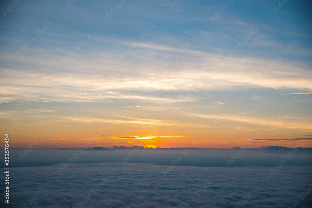 Naklejka premium Blue sky and mountains