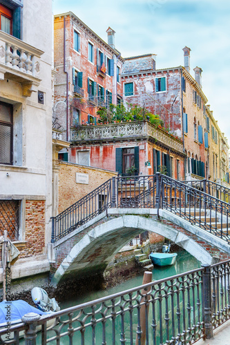 Fotografia Calle Tetta, venice canal and foundations