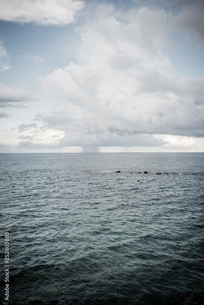 Obraz premium Dramatic view of the horizon on a rainy day from the tourist port of Ortigia in Syracuse.
