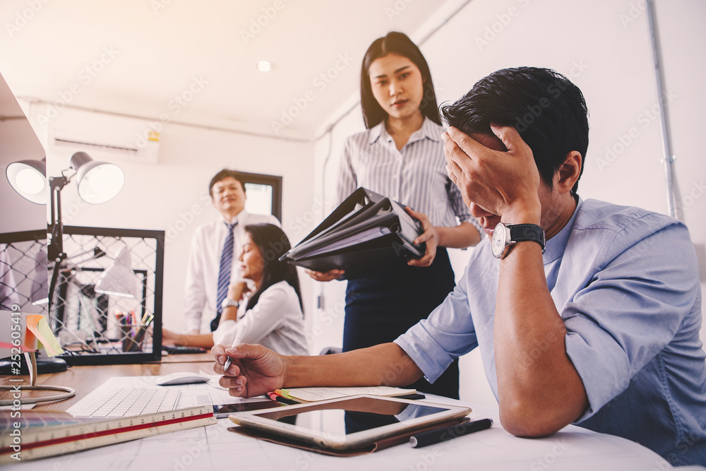 Obraz premium businessman worried and tired on business unsuccessful,Stressed business concept, business decision for strategy startup of business investment