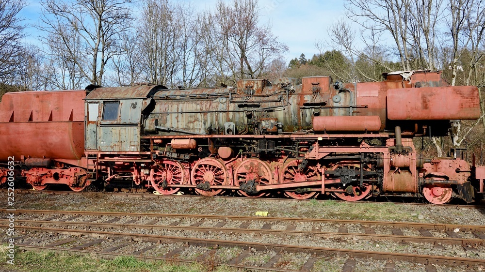 Alte ausrangierte Lokomotive, Eisenbahn auf Abstellgleis