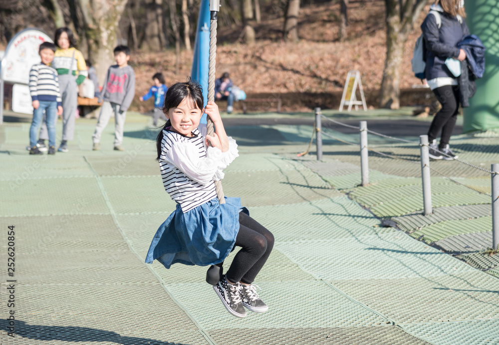 Fototapeta premium アスレチックで遊ぶ女の子