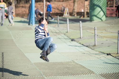 公園で遊ぶ男の子