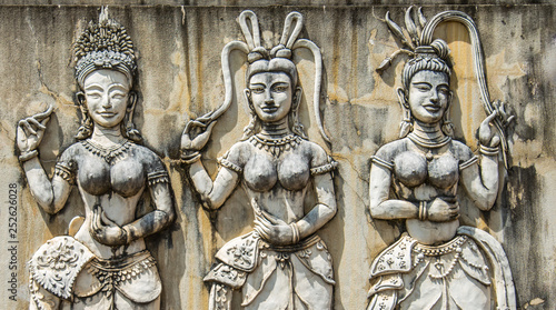 Angel statue in antiquity 2