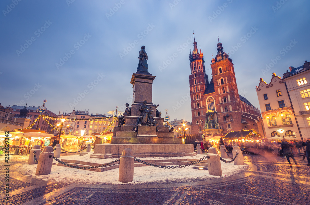 Obraz Kraków, główny plac zimowy wieczór, jarmarki bożonarodzeniowe, pomnik Mickiewicza i kościół Mariacki