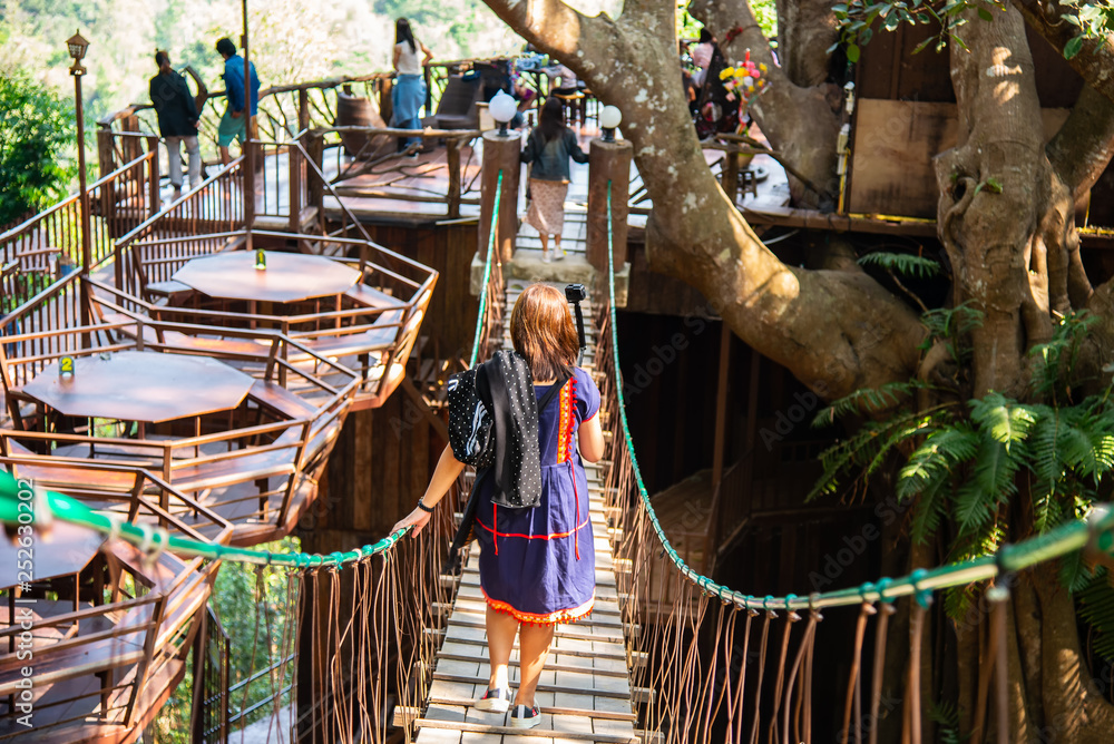Fotografie The Giant Coffee Shop on the big tree in Mae Kampong  Homestay Village, Chiang M