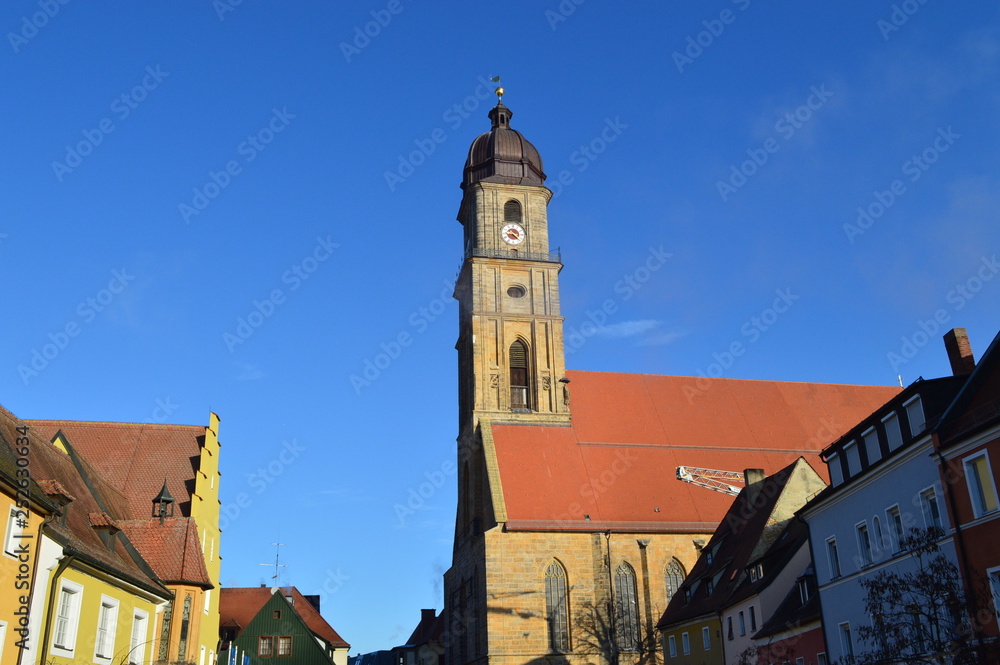 Fototapeta premium Stadt Gebäude im Sommer