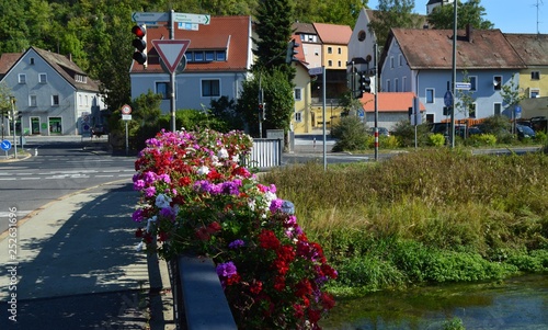 Stadt Gebäude im Sommer 