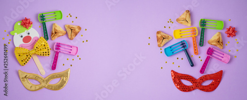 Fotografie Jewish holiday Purim background with hamantaschen cookies, noisemaker and carnival mask