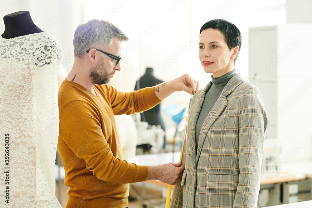 Obraz premium Taking sleeve measures