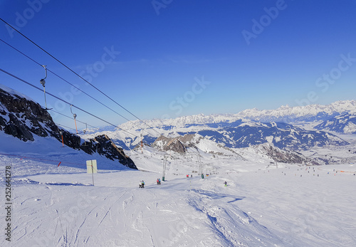 Schneebedeckte Berglandschaft im Skigebiet Kaprun Österreichischen Alpen