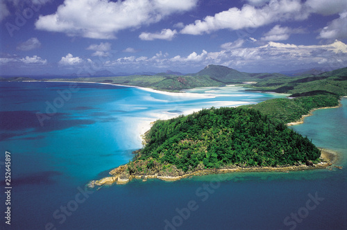 Australia: Aerial of Hill Inlet & Whitehaven Beach, Whitsunday Island © gmcphotopress