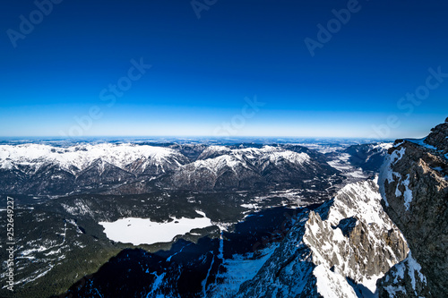 Zugspitze - Herrlicher Blick auf das Voralpenland und den zugefrorenen Eibsee