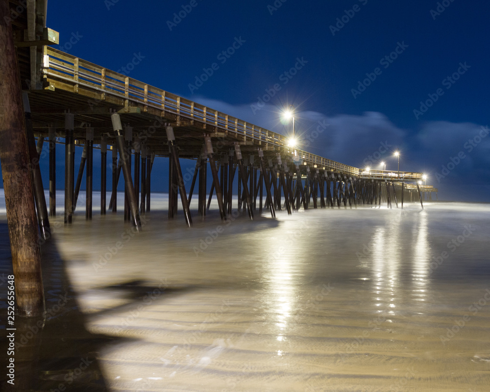 Fototapeta premium Molo w Pismo Beach w nocy