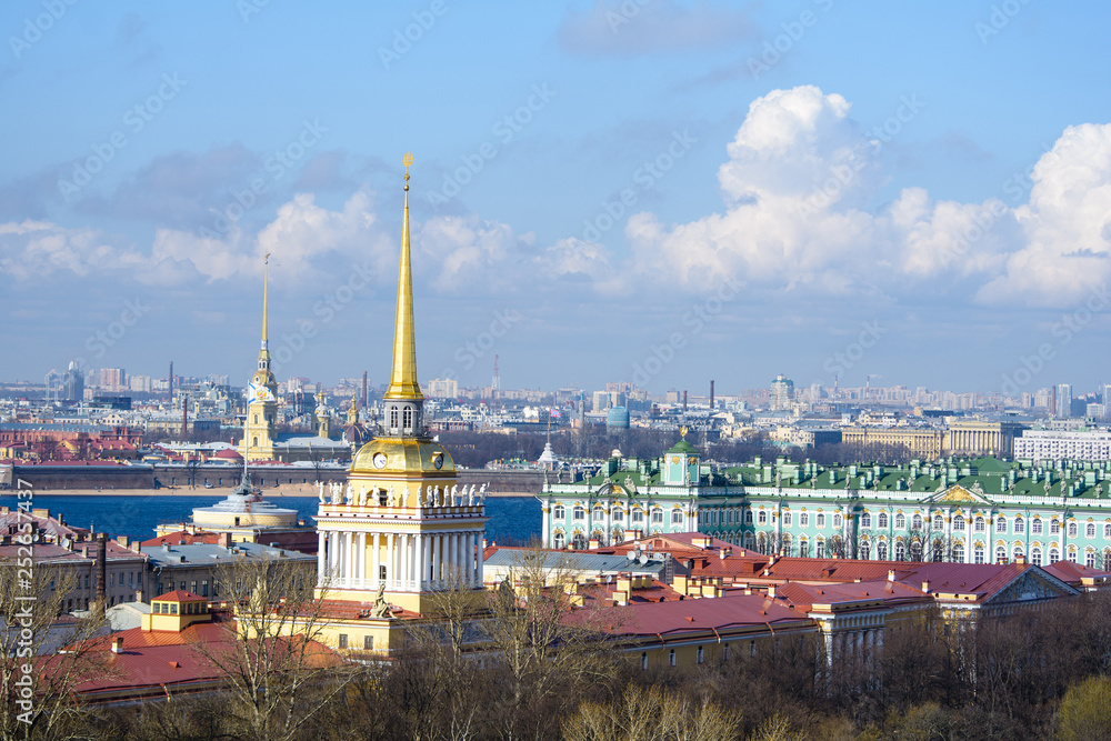 Obraz premium View of buildings, streets, bridges, rivers and canals of St. Petersburg, Russia.
