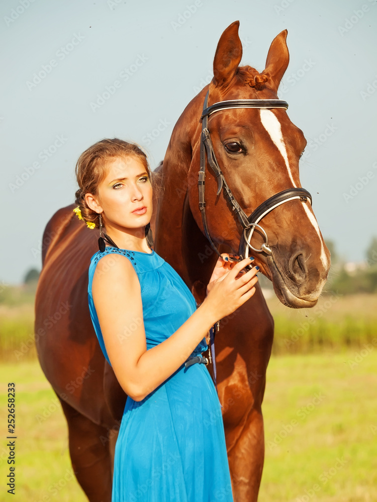 Obraz premium young girl with her horse posing together