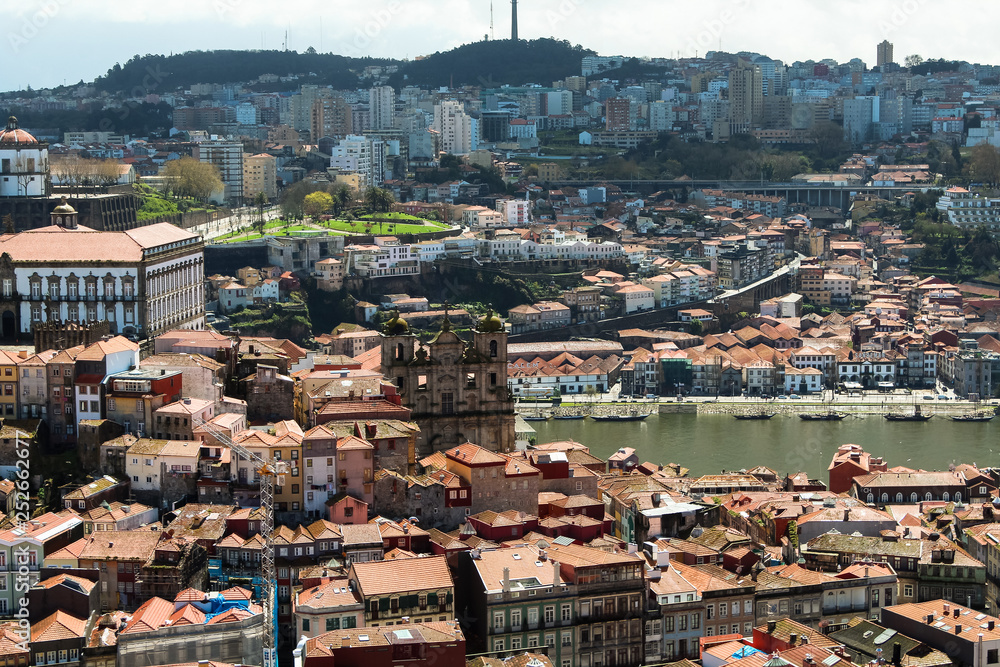 Obraz premium The old town / old city of Porto on a sunny day as seen from above from the lookout of Igreja dos Clérigos (Porto, Portugal, Europe)