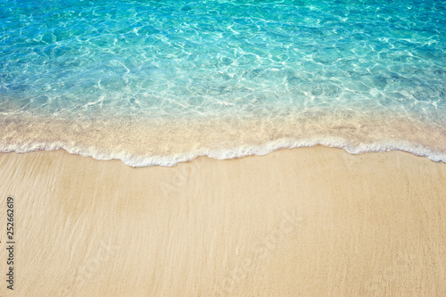 Fotografia Soft blue ocean wave on clean sandy beach