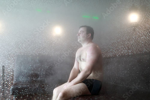 Canvastavla Man relaxed in hammam