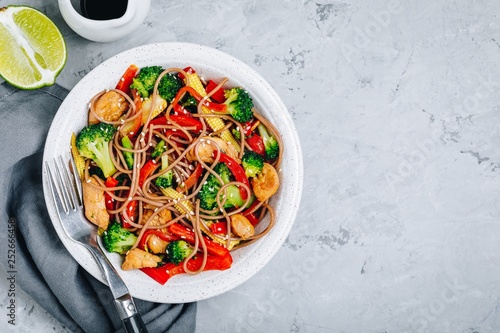 Fotografia Chicken stir fry noodles bowl with broccoli.