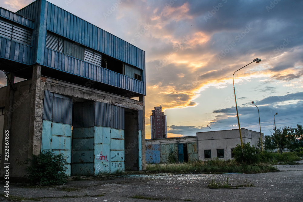 Obraz premium Abandoned sunset