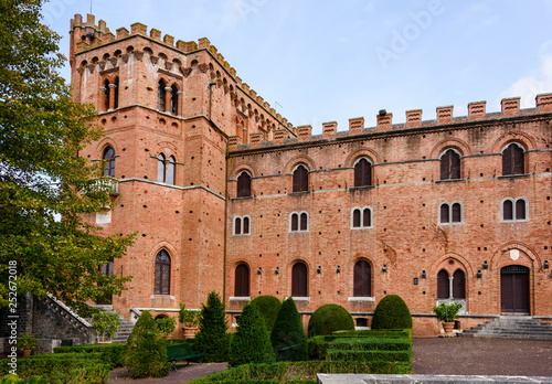 Auf dem gebiet um das  Castello di Brolio welches der Familie Ricasoli gehört werden hervorragende Rot und Weißweine gekeltert. Insbesondere der Chianti Classico photo