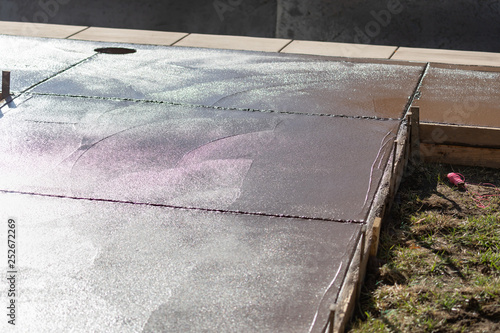 Foto Freshly Poured Deck Cement Curing In Wood Frame