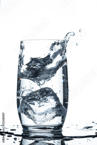 Glas Wasser Eiswürfel Spritzer Wasserspritzer photo