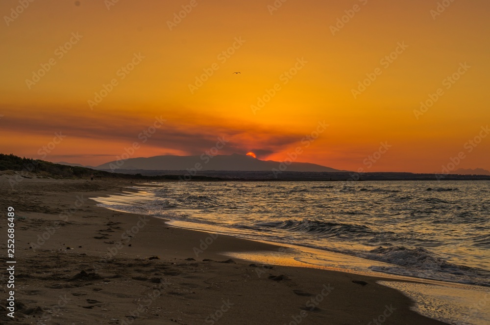 Bellissimo paesaggio marino con spiaggia e cielo al tramonto