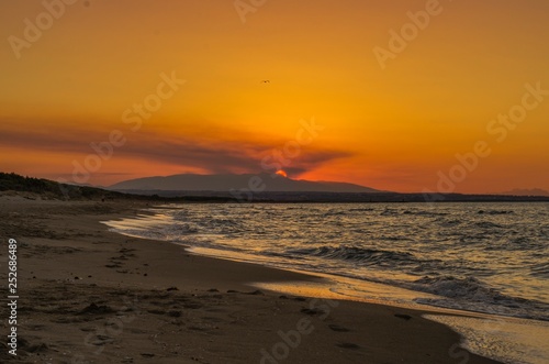 Bellissimo paesaggio marino con spiaggia e cielo al tramonto