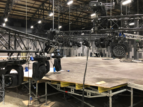 Obraz na plátně Installation of professional sound, light, video and stage equipment for a concert