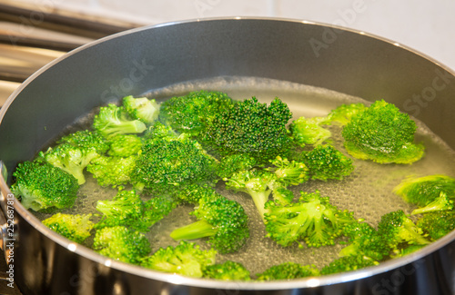 Valokuva Blanching the broccoli to a bright green in boiling water