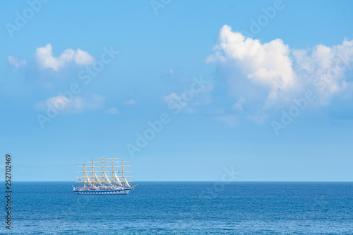 Ein großes Segelschiff bei der Kreuzfahrt, Seereise mit dem Schiff auf dem Meer