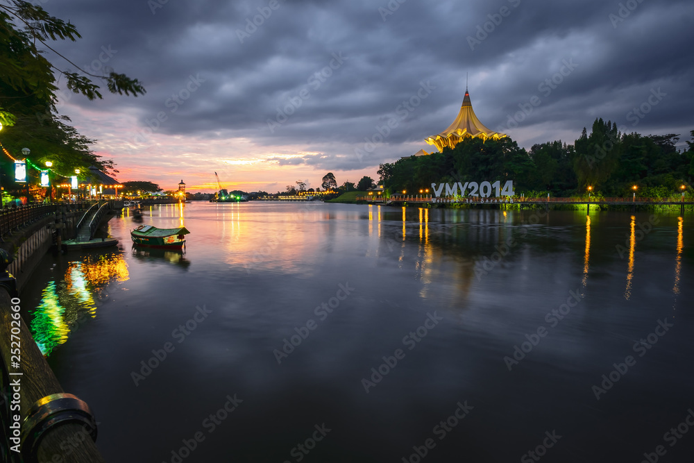Obraz premium KUCHING / SARAWAK / MALAYSIA / JUNE 2014: Sunset by the waterfront