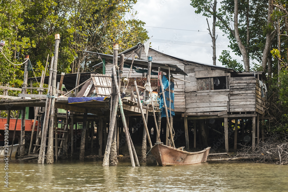 Obraz premium BORNEO / SARAWAK / MALAYSIA / JUNE 2014: Adventure along the river in the area of Kuching