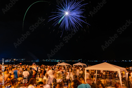 Pessoas assistem os fogos do Réveillon (ano novo) na Praia de Icaraí, em Niterói, Rio de Janeiro, Brasil photo